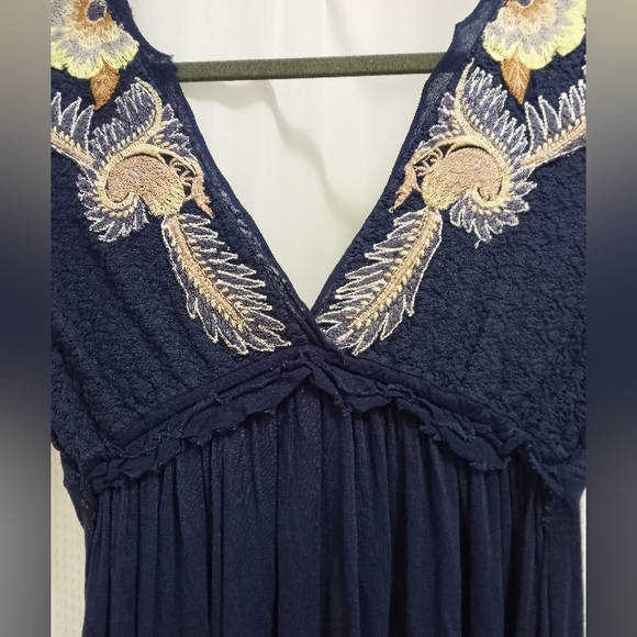 Free People tunic. EUC. Size xs. Very unique. - Picture 2 of 8